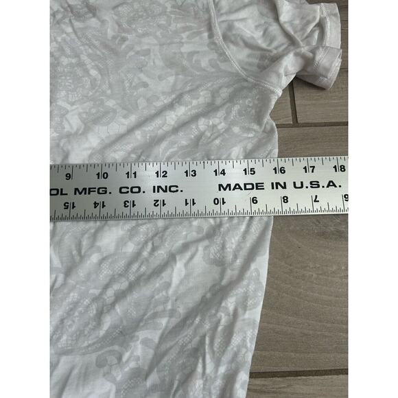 Lululemon Tee Shirt Floral Print White Floral Burn Out M BZ - Picture 3 of 4